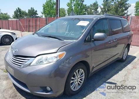 2015 Toyota Sienna Xle 8 Passenger z USA, uszkodzony, nr VIN 5TDYK3DC6FS674906